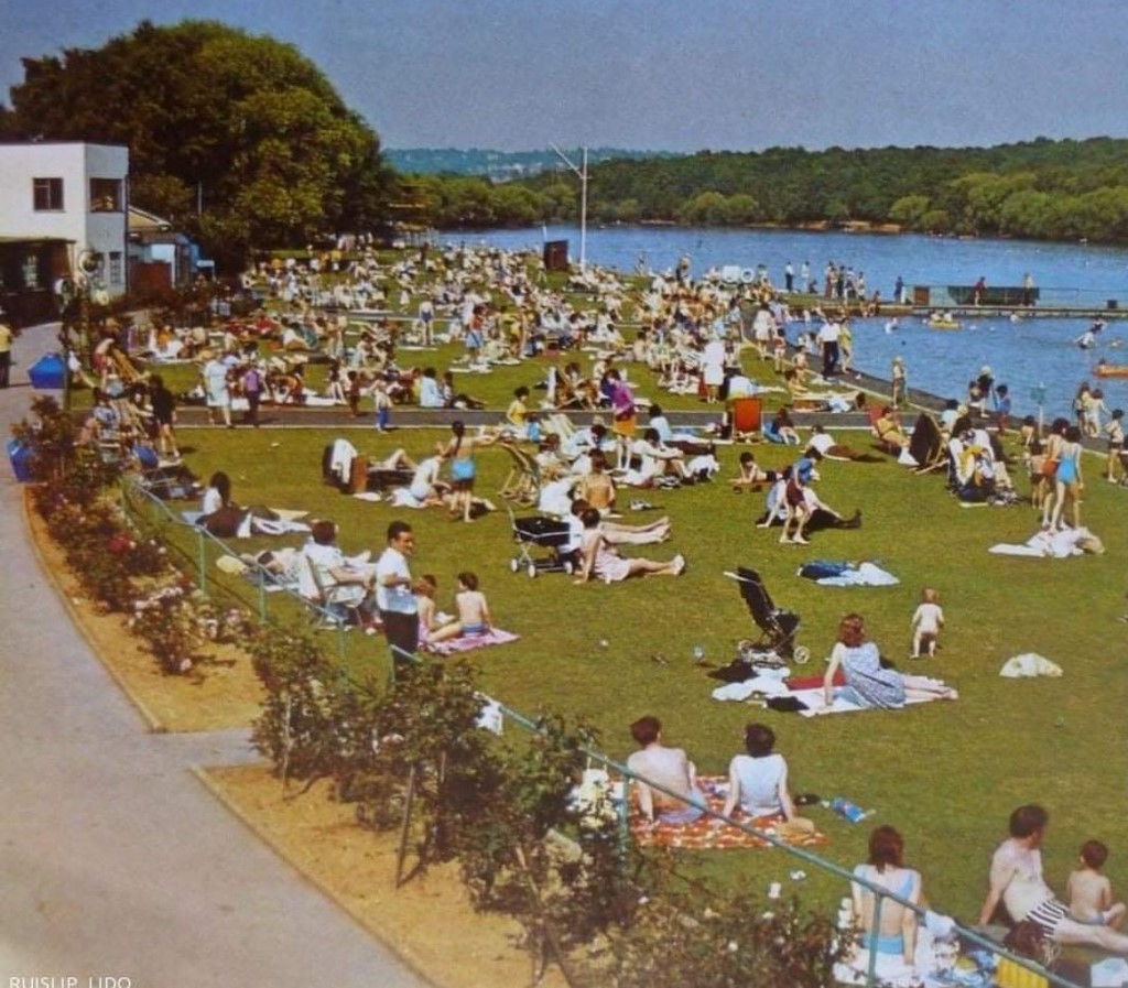 A sunny day at Ruislip Lido