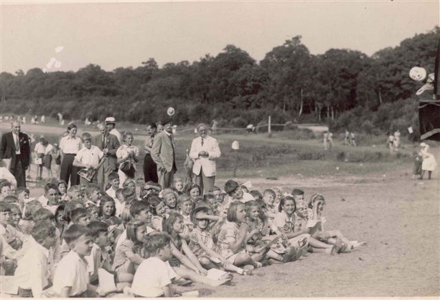 Children Watching Punch And Judy At Ruislip Lido In 1943